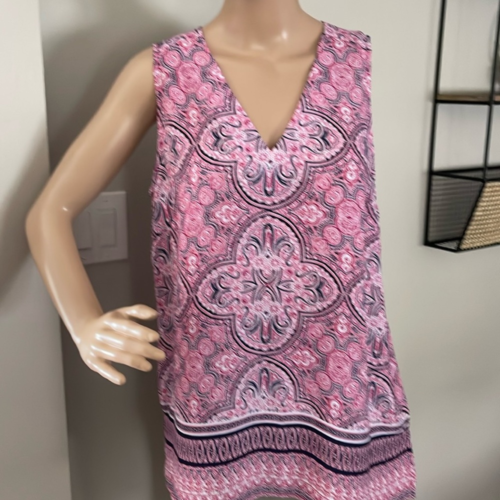 Soft navy pink and white vneck sleeveless blouse